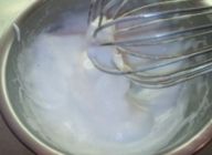 メレンゲを作る。
卵白をボウルにいれ泡立てる。
白っぽくなってきたら砂糖をいれ、つのが立つくらい混ぜる。