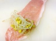 豚肉にもやしをのせてしっかり巻いておく。