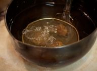 蒸した栗を網杓子の上にのせた状態で、190℃の油で1分程サクッと揚げる。ペーパーの上にあげて油をきる。揚げたての栗を、熱々のソースにさっと絡ませる。