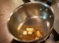 【ソース】鍋に白ワインを入れて火にかけ、温まったら少しずつバターを入れる。鍋を回しながらモンテ（バターで繋ぐ）し、20cc程になるまで煮詰めて粘度をだす。
