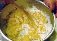 温かいうちに卵黄、強力粉、チーズ、塩の順にすばやく合わせる。(この時、卵黄がだまにならないように!!)