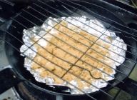 フライパンにアルミホイルを敷き、スモークチップを入れ、焼き網をのせ、火にかける。