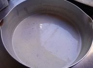 鍋に液状になった豆乳と牛乳、生クリームを入れ、弱火にかける。
