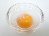 卵黄は油をぬった小さい器で電子レンジで500wで25秒温めて固めます。お弁当の時の飾りとして。
ご家庭では生の卵黄をのせて、崩してお召し上がり頂いても！
