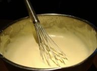 粉類をふるいながら加え、さっくり混ぜる。溶かしバターに生地の一部を加え、手早く混ぜてボウルに戻す。バニラオイルを加え、つやのある状態になるまでさっくり混ぜる。 