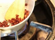【ミンチの焼き方】
粗挽きミンチを常温に戻し、塩・コショー・薄力粉をまぶして馴染ませる。フライパンにオイルを敷き、こんがりきつね色になるまで中火で焼く。