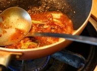 【パスタソース】
フライパンを火にかけ、温まったら玉葱を入れる。透明になった所でにんにくのみじん切りを入れる。きつね色になったらカレーを少し足し、出汁を注ぐ。