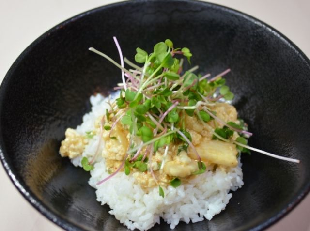 夏にぴったり！ピリッと辛いとろとろ紫蘇丼