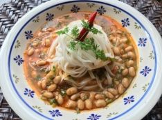 「ペーボウッヒン・カウスエ」ミャンマー風納豆担々麺