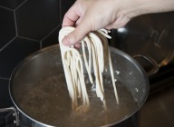【Piciをゆでる】大きな鍋にお湯を沸かし塩を入れる。ピチをパラパラと少しずつ入れ、約１分30秒茹でる。