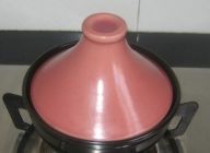 タジン鍋の蓋をかぶせ、弱火のまま４～5分間蒸す。