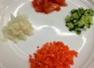 1　キュウリ、にんじん、タマネギ、トマトなど、お好みの野菜をみじん切りにしておく。