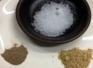 2　塩、ブラックペッパー、チャットマサラを用意する。

※チャットマサラは手に入りにくいので無くても可。
ただし、その場合は塩を岩塩に変更する事をオススメ