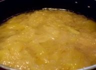 【ルバーブのジャム】 鍋に水とグラニュー糖を入れ煮溶かし、沸騰したらルバーブを加え、ふたをして弱火で7分煮込む。すぐに煮崩れてトロとした状態に。