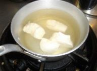 一度沸騰させたスープに鶏肉を加え、弱火にして５～６分おきます
火が入ったらスープから取り出し、一度冷ましておきます
ドレッシング用にスープ大さじ３程も冷やします