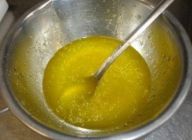 冷えたスープにレモン汁、ハチミツ、オリーブオイル、塩、胡椒を加えドレッシングを作ります
よく混ぜましょう
ブドウの甘味があるので、酸味を効かせると美味しいです♪