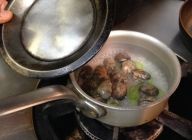 鍋に浅利と刻んだ青唐辛子を入れて酒蒸します。
酒が湧いてくると火がつきますのでそこで蓋をして加熱します。