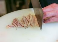 肉を横半分に切り、厚みも半分にして細切りにする。