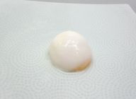 小さい器に水、卵を入れて600ワットで1分10秒かけます。ゆるく固まります。スプーンですくい、卵白の固まりきらなかった部分は落としてから盛り付けます。