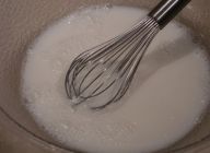 水・塩・砂糖・一次発酵した生イースト・ギリシャヨーグルトを一緒にする。