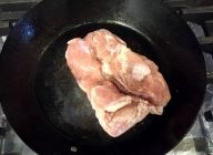 フライパンにオリーブオイルを入れ火にかける。
オリーブオイルが温まったら、鶏肉を皮面からソテーする。
