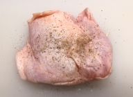 鶏肉の水気を拭き取り、塩、黒こしょうを両面にして下味をつける。
