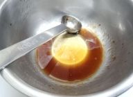 醤油エマルションOILを混ぜると
すぐにトロトロになります。一皿に小さじ1杯ちらし