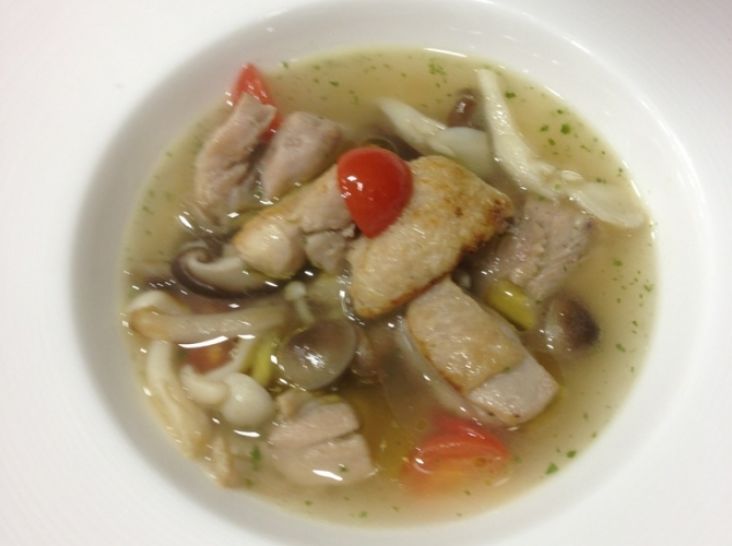 秋の茸と鶏肉の食べるスープ　バジル風味