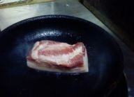 フライパンを熱し、サラダ油を薄く引いて豚肉の皮面をこんがり焼く