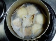 豚肉をゆでた汁から、ネギと生姜を取り出して、Ｂの材料と豚肉、大根を入れて火にかける。沸騰したら、昆布を取り出して、軽く塩を入れ、弱火で１時間煮る。