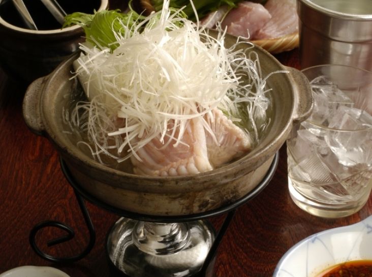 麻辣醤入り・ガーリックおろしポン酢で食べる、カスベの桜香鍋