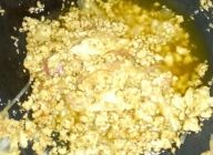 熱した鍋にごま油と葱油をいれ玉ねぎを加える軽く炒めるl
調味料全てとミンチを加えて黄金色に仕上げる。