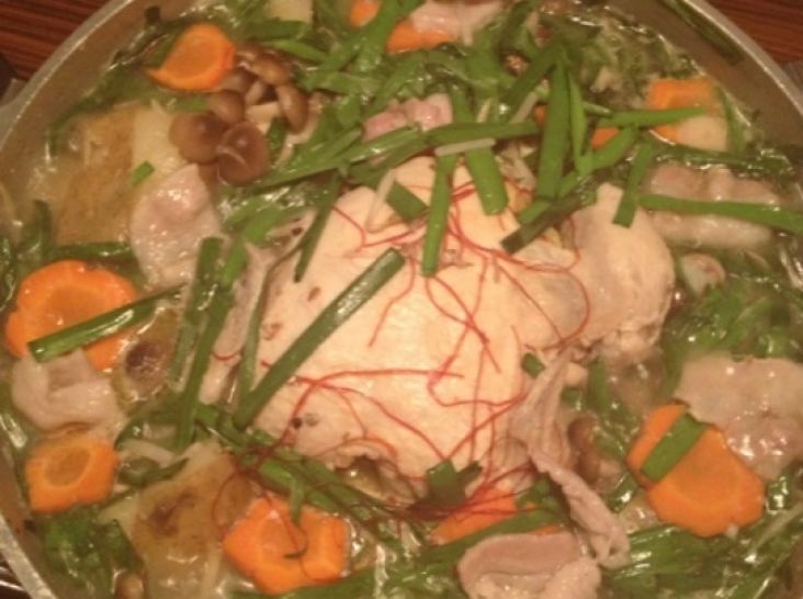 野菜たっぷりヘルシー！丸鶏の白湯スープ鍋
