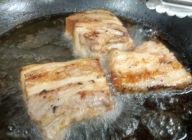 給湯器のお湯にさらして油切りし、圧力鍋に豚の角煮用の材料、水、長ねぎ、しょうが、料理酒を加えて80分煮込む。圧力が抜けたらフタをあけて、長ねぎを取り出し、