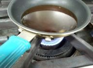 角煮のタレにトロミをつける。分量のタレを鍋にかけ、水とき片栗粉でトロミをつける。