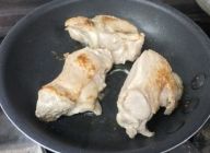 鶏肉の表面を焼いてベジブロスに入れて煮る。コクを出す為。