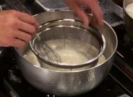 ボールめんきにわらび粉、豆乳、グラニュウー糖を合わせ、鍋に漉しながら入れます。