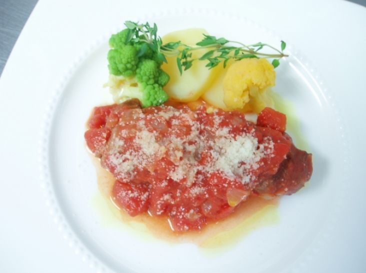 牛肩ロースのインボルティーニ　赤ワイン風味のトマト煮