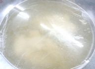 しっとり蒸し鶏とそのスープを作ります。お湯を沸かし、塩とガラスープを溶かし、水洗いした鶏ムネ肉を入れて30秒火を入れて、すぐに火を止めて火から外し