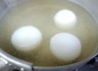 串がスッと入ればOKです。大根を鶏肉の残ったスープに入れて火にかけ沸いたら、5分煮て火を止め、常温で冷まします。