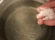 鍋にお湯を沸かし、水に対して約1割の塩を入れる。