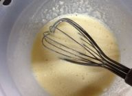 クレープ生地を作る。　バターをレンジで溶かし、生地の材料全てとボウルに入れ、泡だて器で混ぜる。