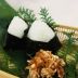 鰹ぶしと柔らか鶏の辛味むすび