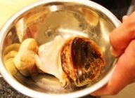 ※今回は、瀬戸内海でよく獲れるニシ貝と、岡山県北部の鏡野町産のお米・あきたこまちを使用しています。