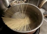 水に塩を入れて、沸かします
ディチェコのスパゲッテーニを茹でます

パスタの種類で茹で時間が異なりますので、確認しましょう！