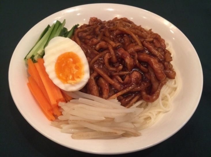 家にある材料で手軽に作れる♪【五島手延べジャージャーうどん】