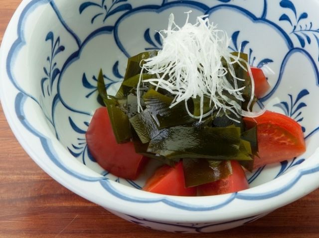 完熟トマトと若芽のサラダ