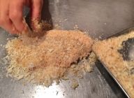 〈カツ作り〉
下準備をした猪ロース肉にパン粉をつける。