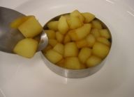 セルクルなどを使いお皿にりんごを盛り付ける。