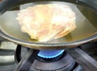 冷たいサラダ油に投入し、火を強火でつけ、ブクブクと沸いて鶏肉の赤色が白くなる瞬間を待ちます。約5分で白くなった瞬間に火を止めます。